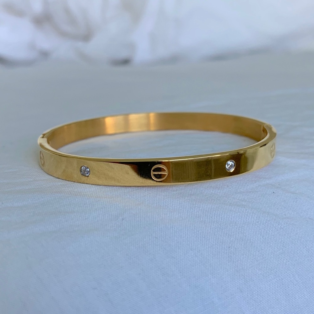 Gold bangle with crystals